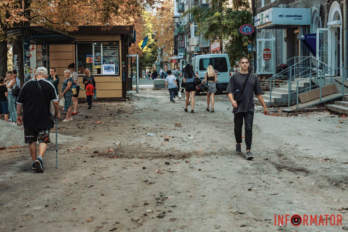 Підготували для робіт У Дніпрі на вулиці Незалежності завершили першу частину ремонту тротуару 11
