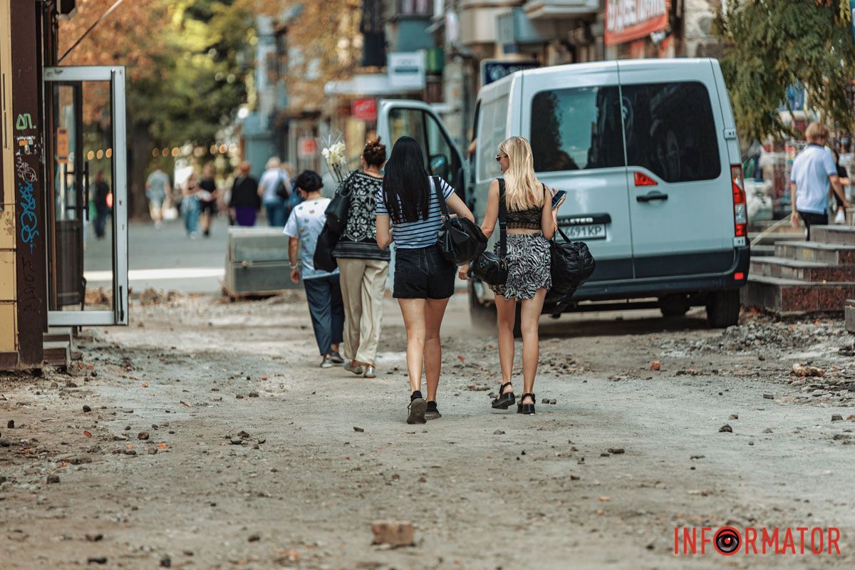 А також встановити лавки У Дніпрі на вулиці Незалежності завершили першу частину ремонту тротуару 5