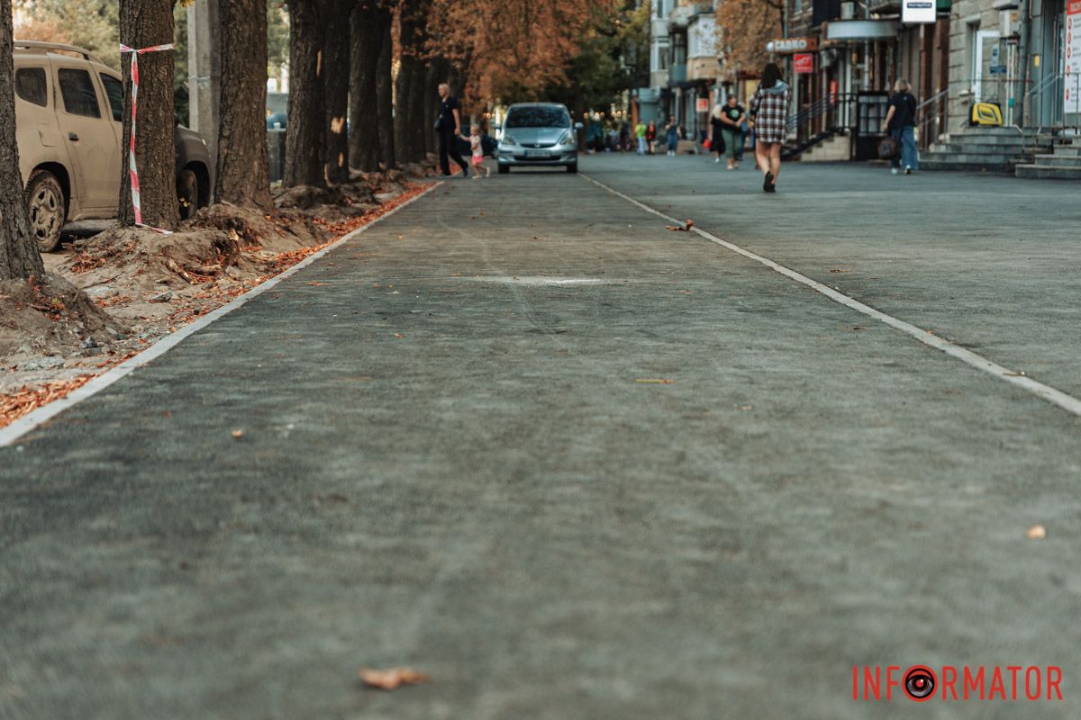 Втім, хтось паркує автівку на велодоріжці У Дніпрі на вулиці Незалежності завершили першу частину ремонту тротуару 7