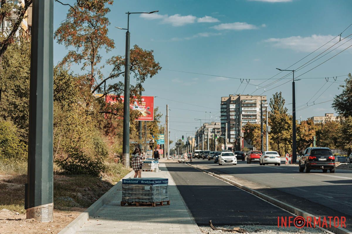 Также лестница продублирована пандусами и сделала тактильную плитку Также лестница продублирована пандусами и сделала тактильную плитку