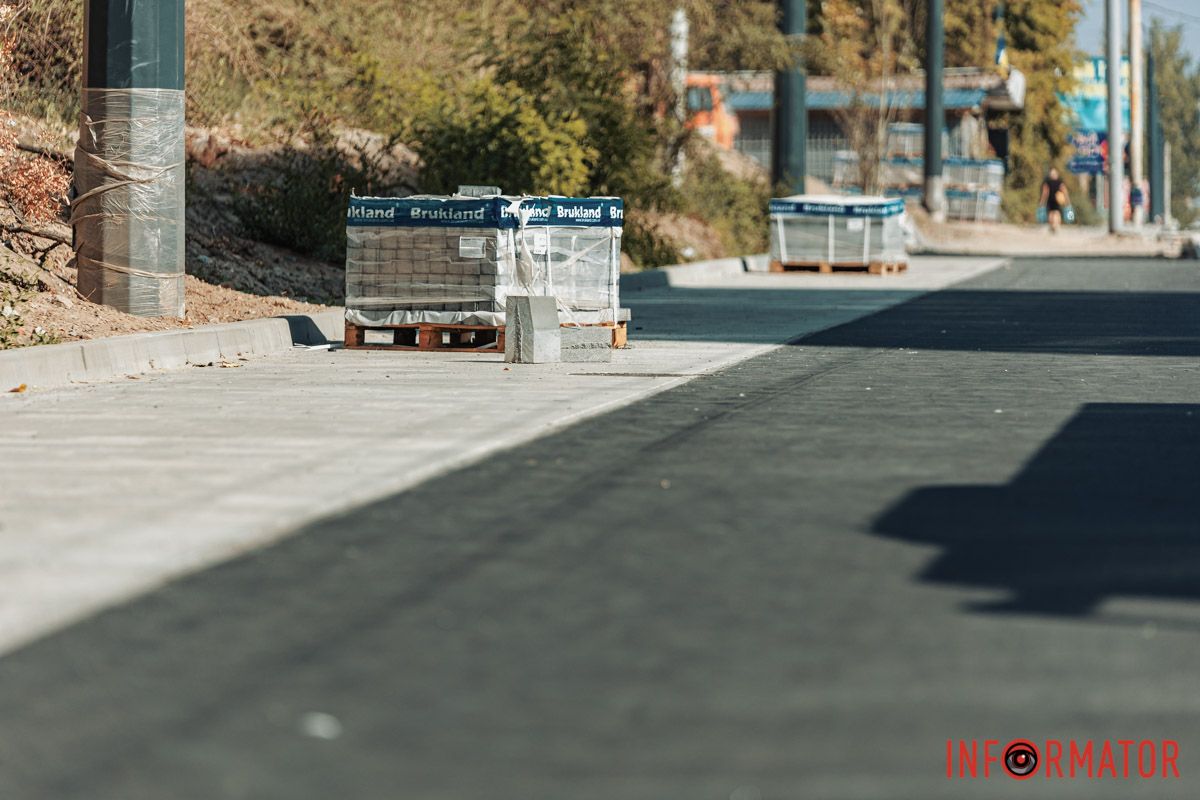 Кроме лоскутов с обновленным тротуаром, там появились и с велодорожками Кроме лоскутов с обновленным тротуаром, там появились и с велодорожками