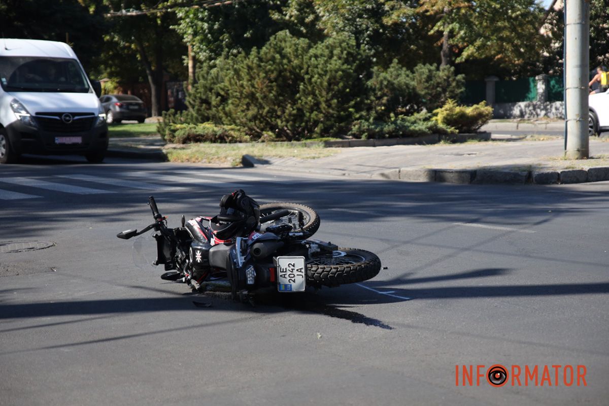 Усі обставини ДТП встановлюватимуть правоохоронці У Дніпрі на проспекті Науки зіткнулись мотоцикліст на Geon та Smart 8