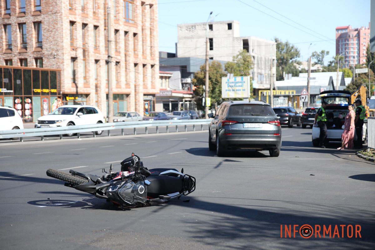 На перехресті, за словами водія Smart, при повороті на Лазаряна його засліпило сонце У Дніпрі на проспекті Науки зіткнулись мотоцикліст на Geon та Smart 7