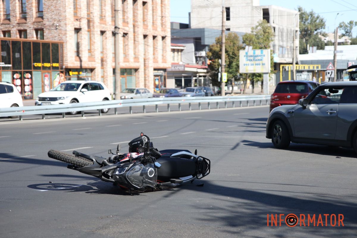 За попередньою інформацією, водій на Geon їхав зі сторони Запорізького шосе по проспекту Науки У Дніпрі на проспекті Науки зіткнулись мотоцикліст на Geon та Smart 5