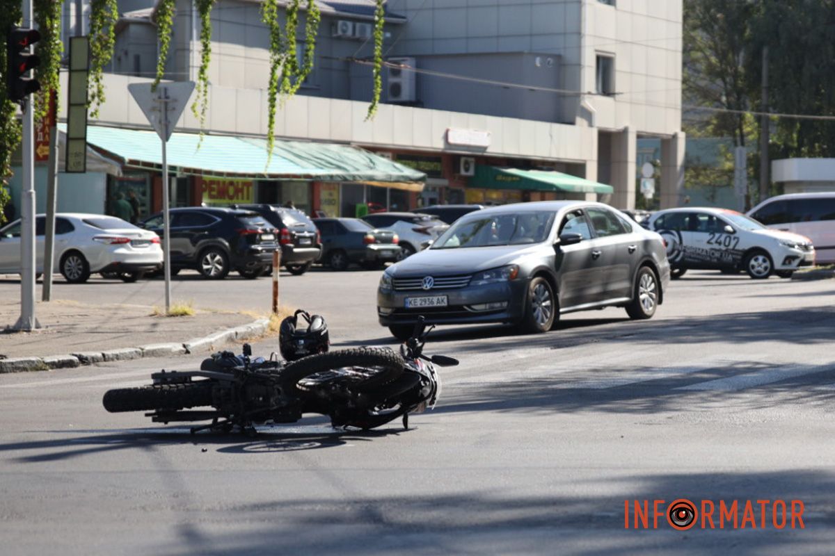 Smart їхав по проспекту Науки зі сторони площі Соборної У Дніпрі на проспекті Науки зіткнулись мотоцикліст на Geon та Smart 6