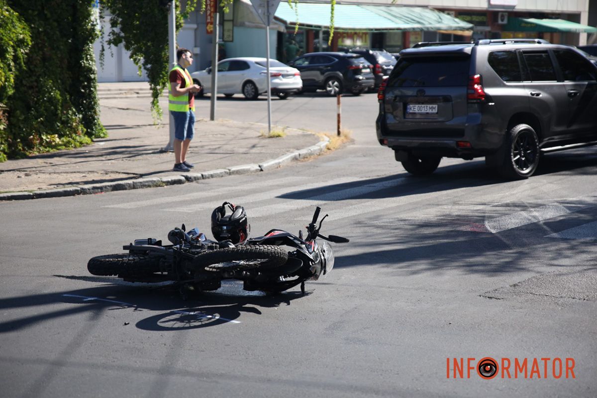 Попередньо, обійшлося без постраждалих У Дніпрі на проспекті Науки зіткнулись мотоцикліст на Geon та Smart 4