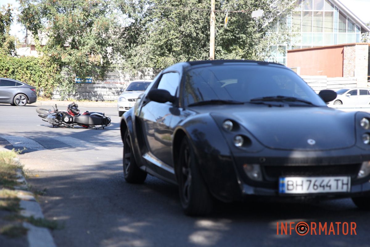 Станом на 11:00 на місці події працюють патрульні, усі обставини з'ясовуються У Дніпрі на проспекті Науки зіткнулись мотоцикліст на Geon та Smart 3