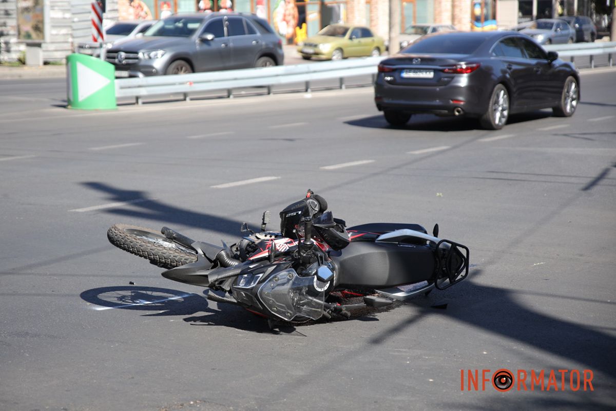 Зіткнулись автомобіль Smart та мотоцикліст на Geon У Дніпрі на проспекті Науки зіткнулись мотоцикліст на Geon та Smart 2