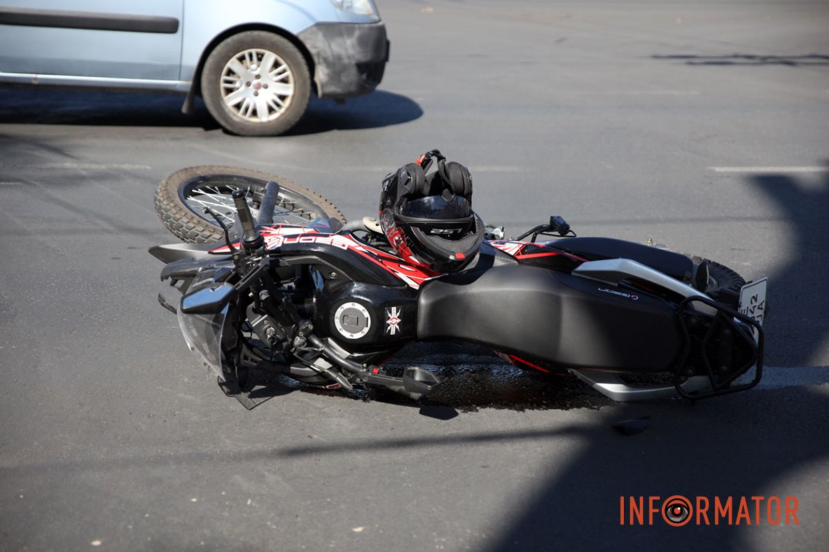 У суботу, 7 вересня, у Дніпрі на перехресті проспекту Науки та вулиці Лазаряна сталася ДТП У Дніпрі на проспекті Науки зіткнулись мотоцикліст на Geon та Smart 1