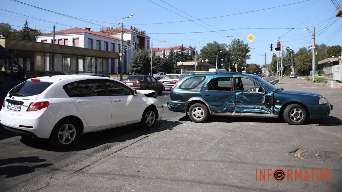 Поспішав в автомагазин та переїхав через дві суцільні: на проспекті Сергія Нігояна у Дніпрі зіткнулись Geely та Kia