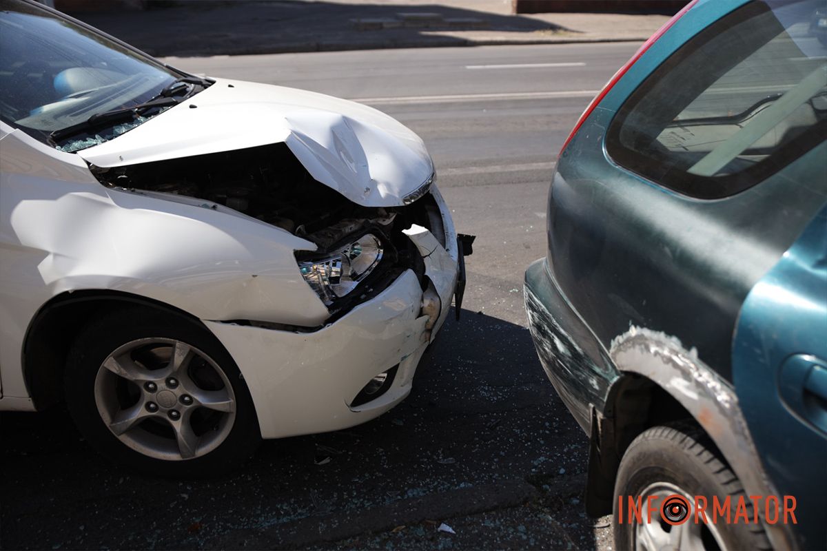 Усі обставини з'ясовуватиме поліція Поспішав в автомагазин та переїхав через дві суцільні: на проспекті Сергія Нігояна у Дніпрі зіткнулись Geely та Kia 9
