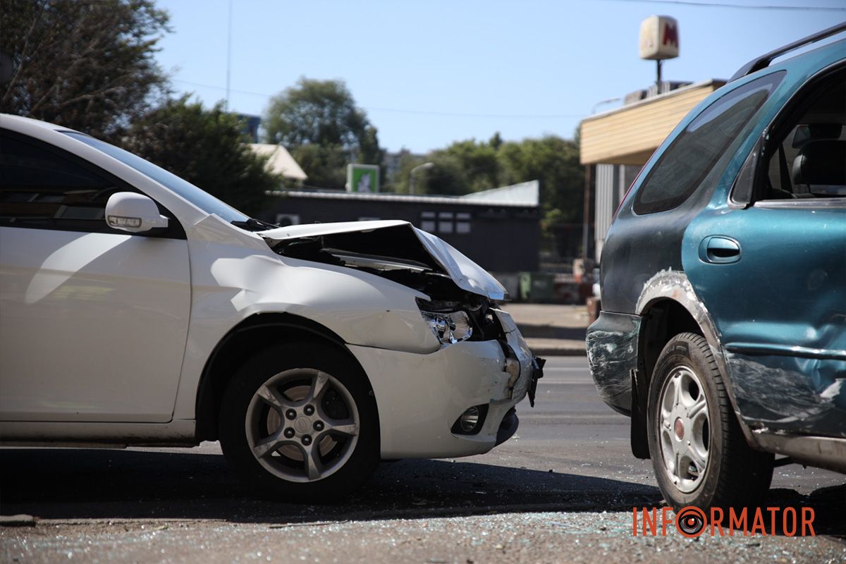 У цей момент зі сторони вокзалу по Сергія Нігояна у напрямку Івана Мазепи рухалася Geely Поспішав в автомагазин та переїхав через дві суцільні: на проспекті Сергія Нігояна у Дніпрі зіткнулись Geely та Kia 8