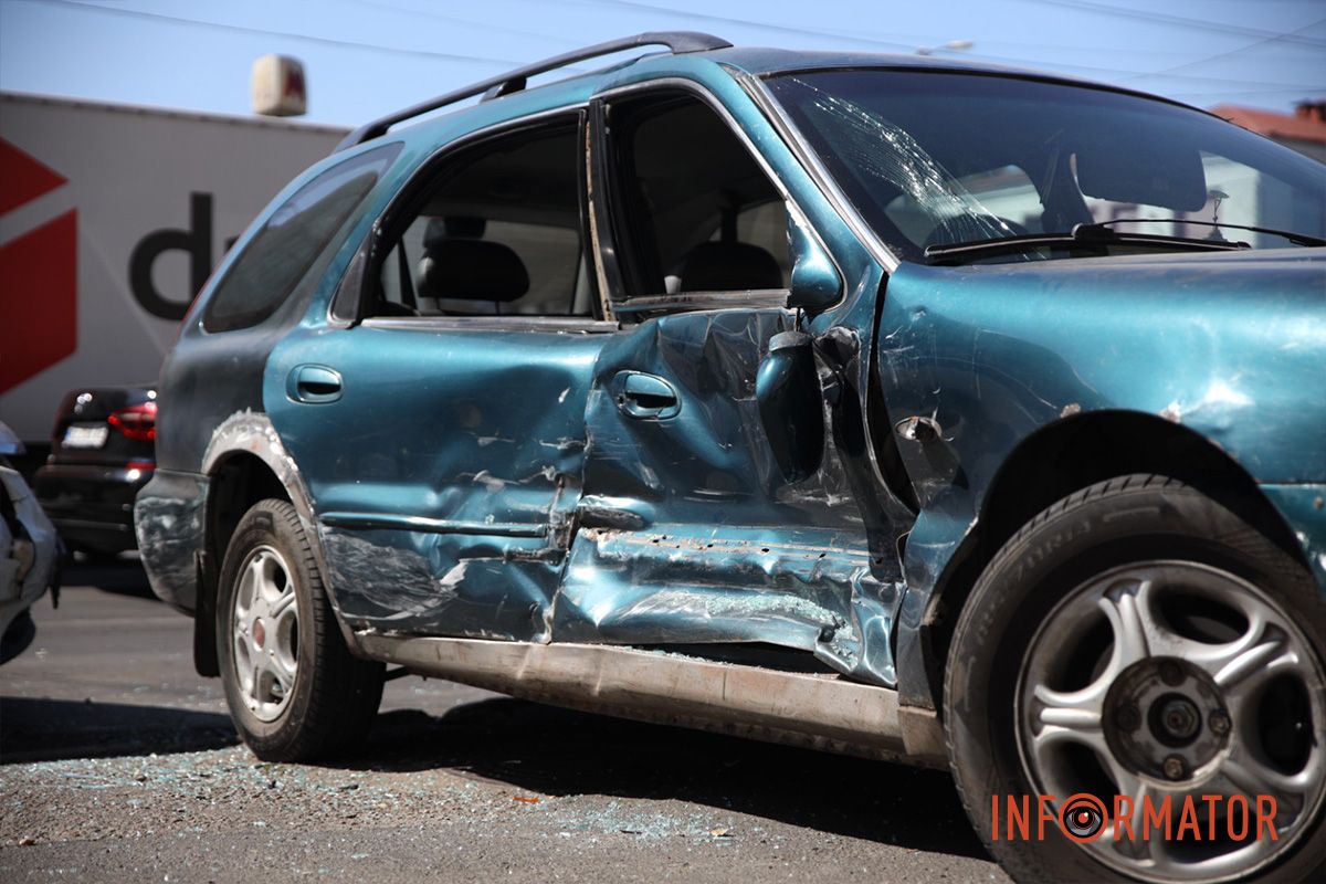 Він поспішав в автомагазин і переїхав дві суцільні смуги, аби заїхати до нього Поспішав в автомагазин та переїхав через дві суцільні: на проспекті Сергія Нігояна у Дніпрі зіткнулись Geely та Kia 7