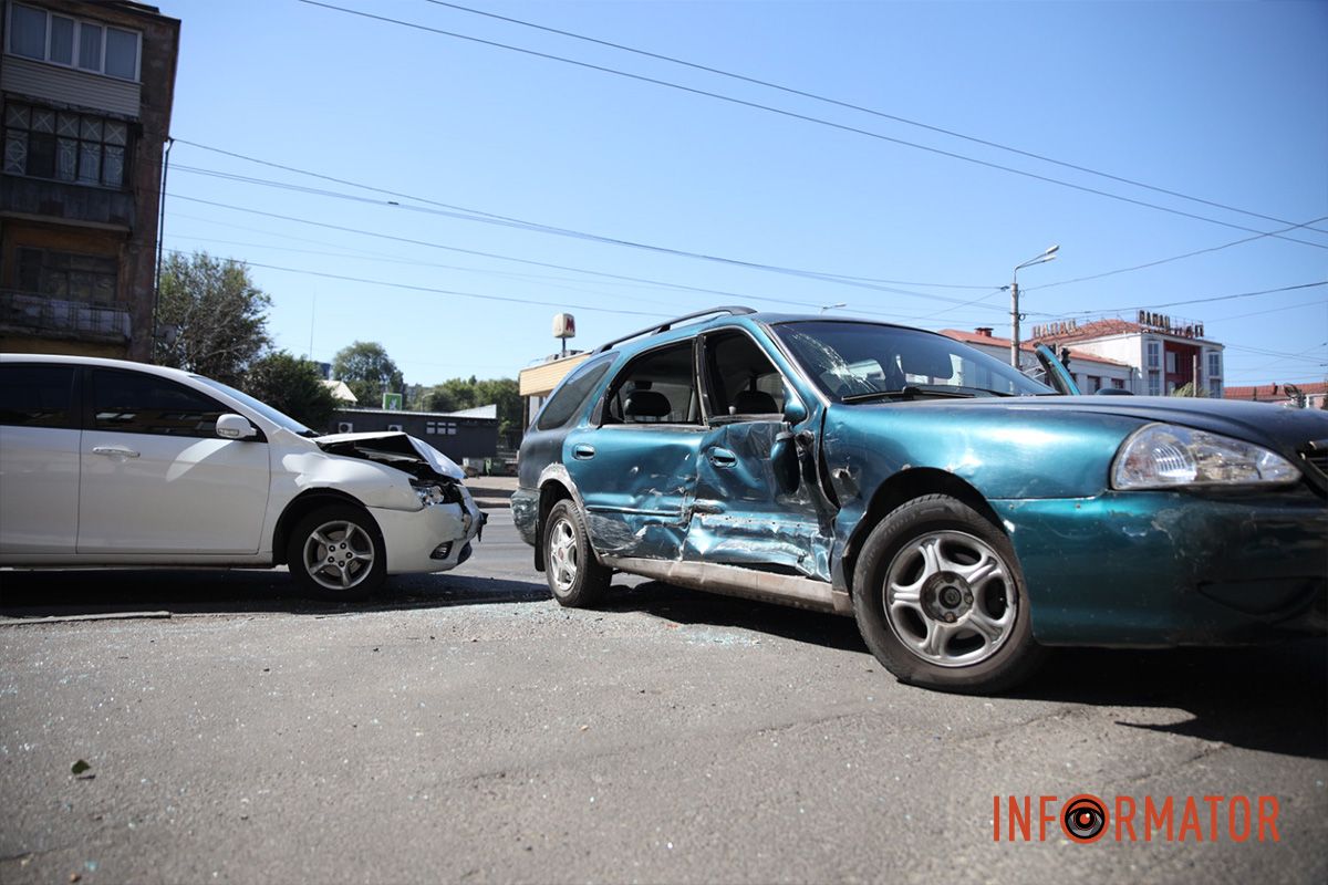 Чоловік їхав зі сторони проспекту Івана Мазепи Поспішав в автомагазин та переїхав через дві суцільні: на проспекті Сергія Нігояна у Дніпрі зіткнулись Geely та Kia 6