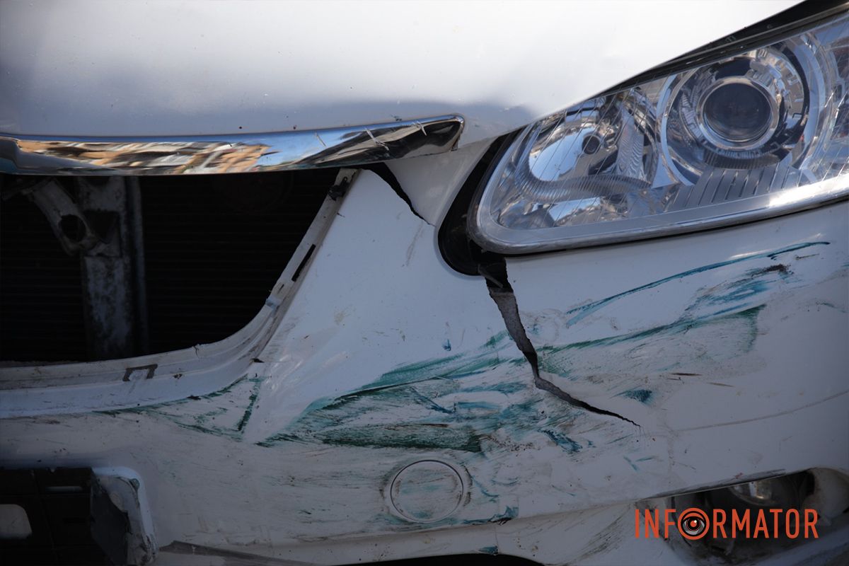 За попередньою інформацією, за кермом Kia був дідусь Поспішав в автомагазин та переїхав через дві суцільні: на проспекті Сергія Нігояна у Дніпрі зіткнулись Geely та Kia 5