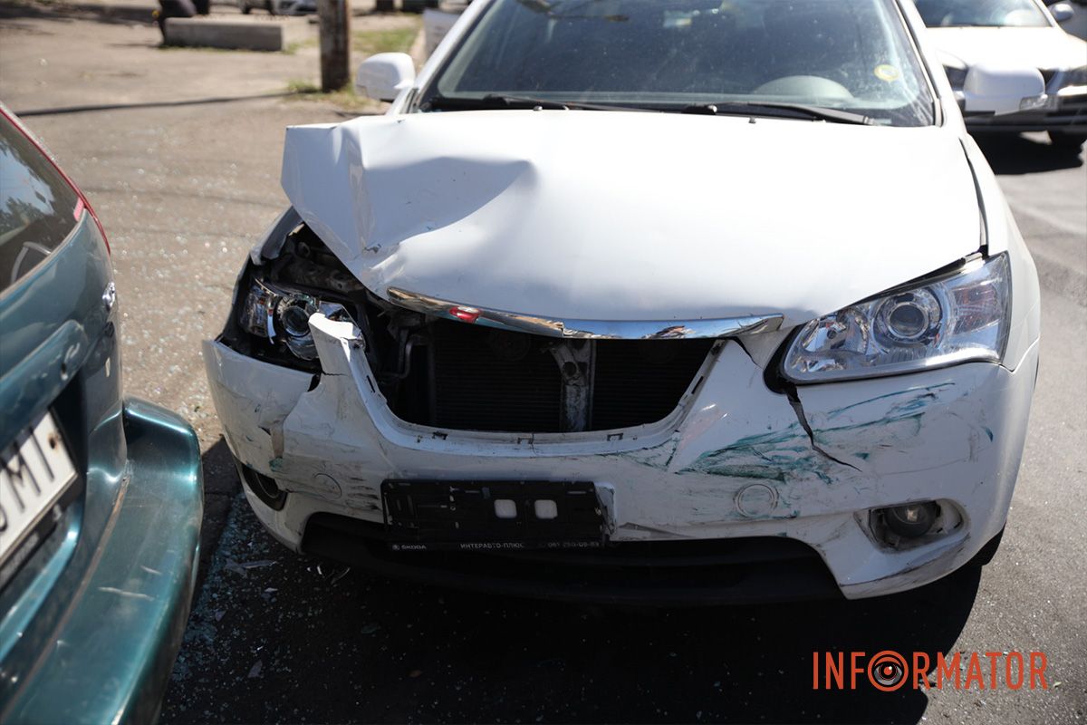 Станом на 12:00 на місці аварії працюють патрульні Поспішав в автомагазин та переїхав через дві суцільні: на проспекті Сергія Нігояна у Дніпрі зіткнулись Geely та Kia 4