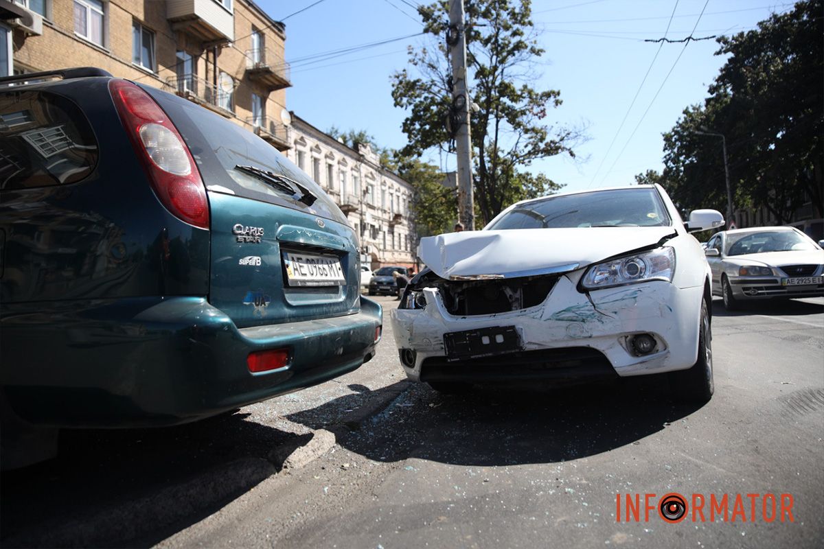 Kia бірюзового кольору та Geely білого Поспішав в автомагазин та переїхав через дві суцільні: на проспекті Сергія Нігояна у Дніпрі зіткнулись Geely та Kia 3