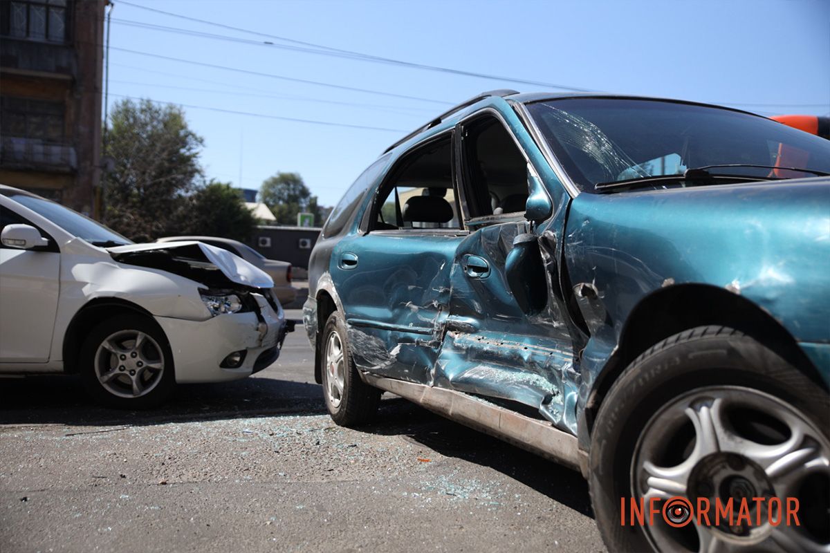 Зіткнулись два автомобілі Поспішав в автомагазин та переїхав через дві суцільні: на проспекті Сергія Нігояна у Дніпрі зіткнулись Geely та Kia 2