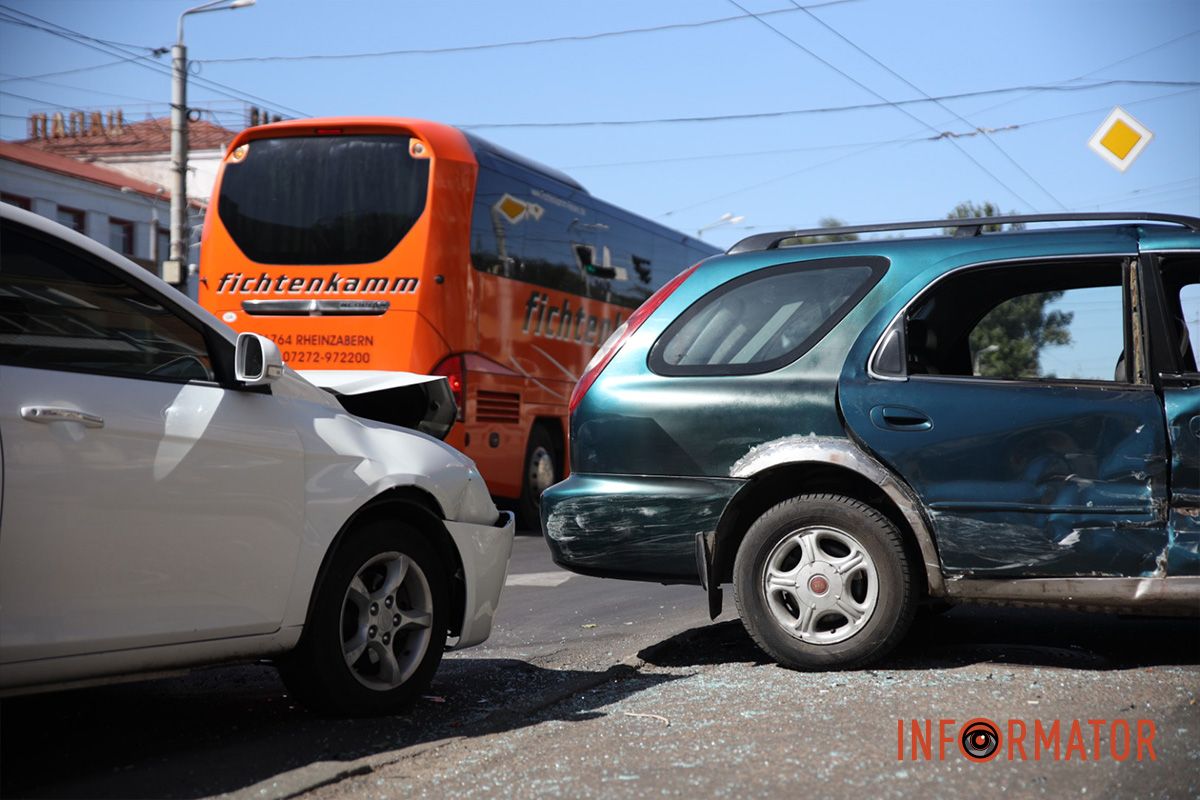 У суботу, 7 вересня, у Дніпрі на проспекті Сергія Нігояна сталася ДТП Поспішав в автомагазин та переїхав через дві суцільні: на проспекті Сергія Нігояна у Дніпрі зіткнулись Geely та Kia 1