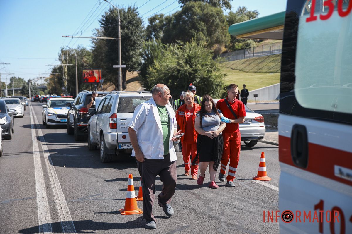 У Дніпрі на Січеславській Набережній Cherry в'їхав у Volkswagen: рух ускладнено 11