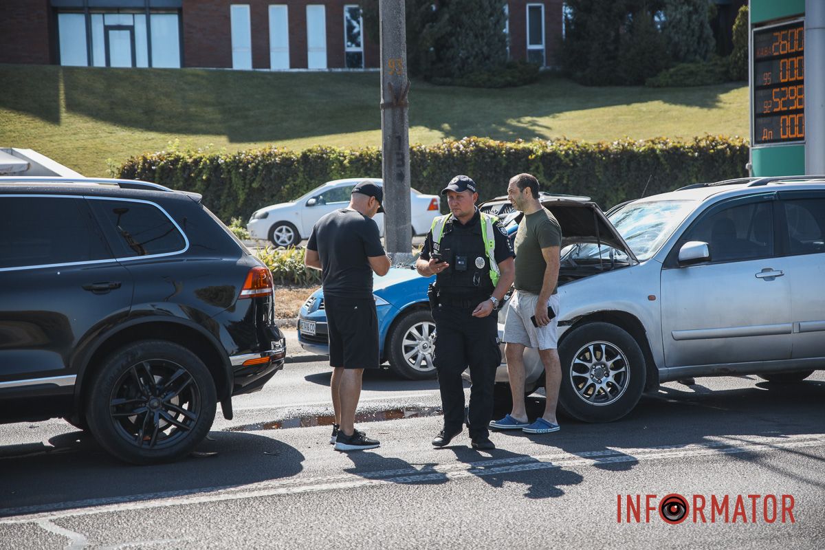 У Дніпрі на Січеславській Набережній Cherry в'їхав у Volkswagen: рух ускладнено 10