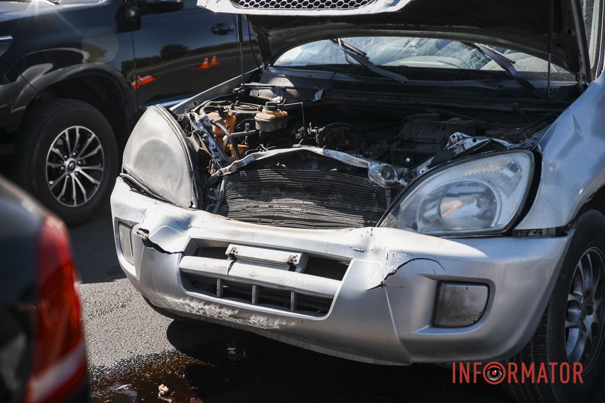 У Дніпрі на Січеславській Набережній Cherry в'їхав у Volkswagen: рух ускладнено 2