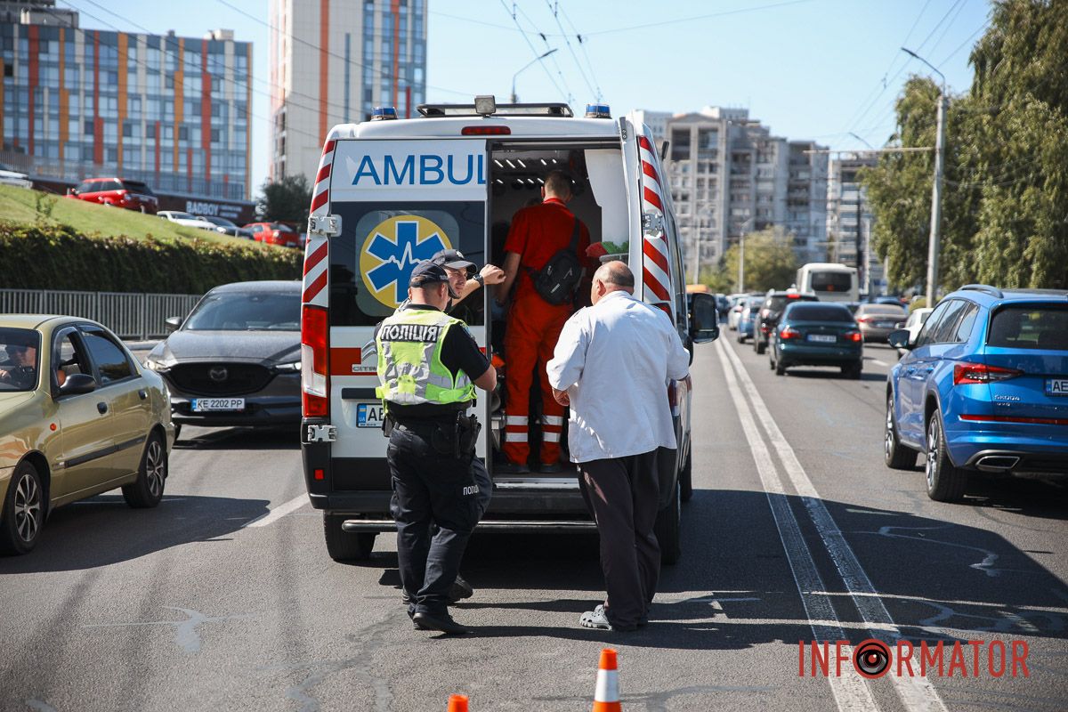 У Дніпрі на Січеславській Набережній Cherry в'їхав у Volkswagen: рух ускладнено 7