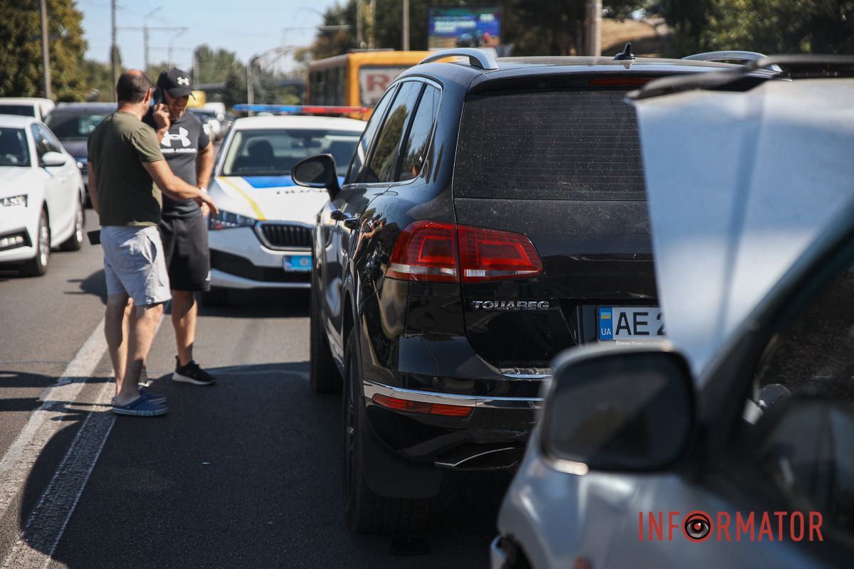 У Дніпрі на Січеславській Набережній Cherry в'їхав у Volkswagen: рух ускладнено 8