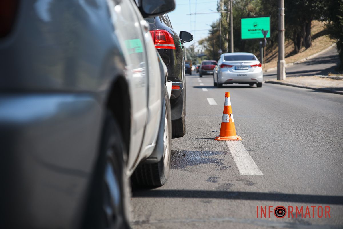 У Дніпрі на Січеславській Набережній Cherry в'їхав у Volkswagen: рух ускладнено 9