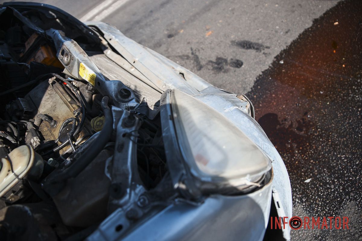 У Дніпрі на Січеславській Набережній Cherry в'їхав у Volkswagen: рух ускладнено 3