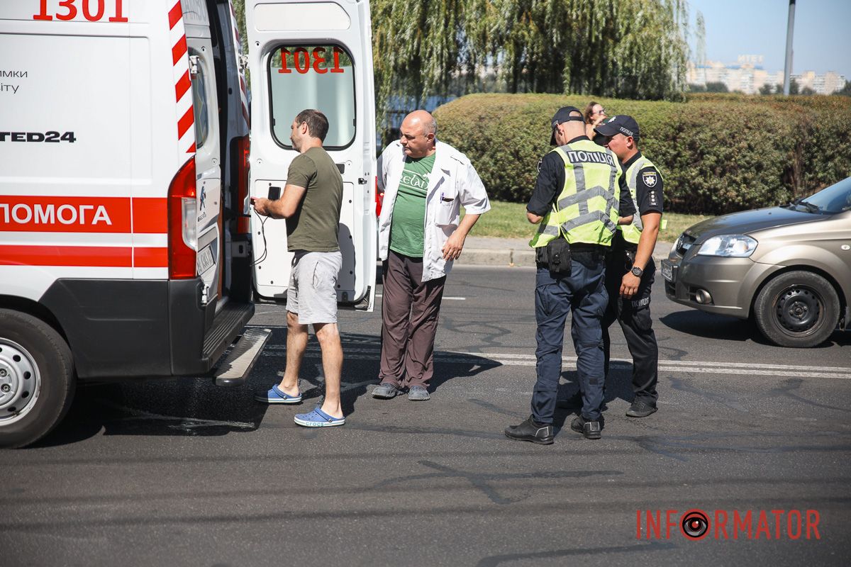 У Дніпрі на Січеславській Набережній Cherry в'їхав у Volkswagen: рух ускладнено 6