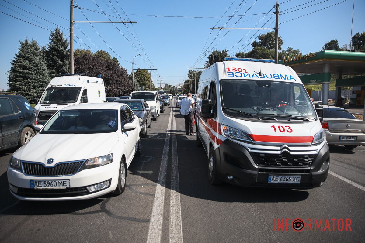 У Дніпрі на Січеславській Набережній Cherry в'їхав у Volkswagen: рух ускладнено 4