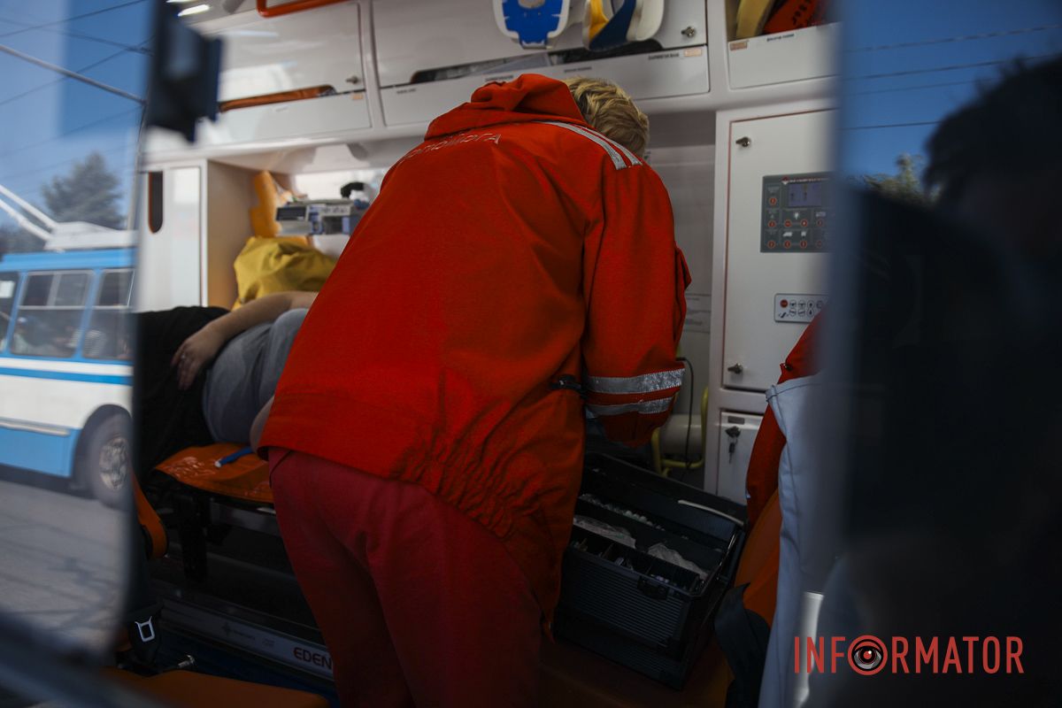 У Дніпрі на Січеславській Набережній Cherry в'їхав у Volkswagen: рух ускладнено 5