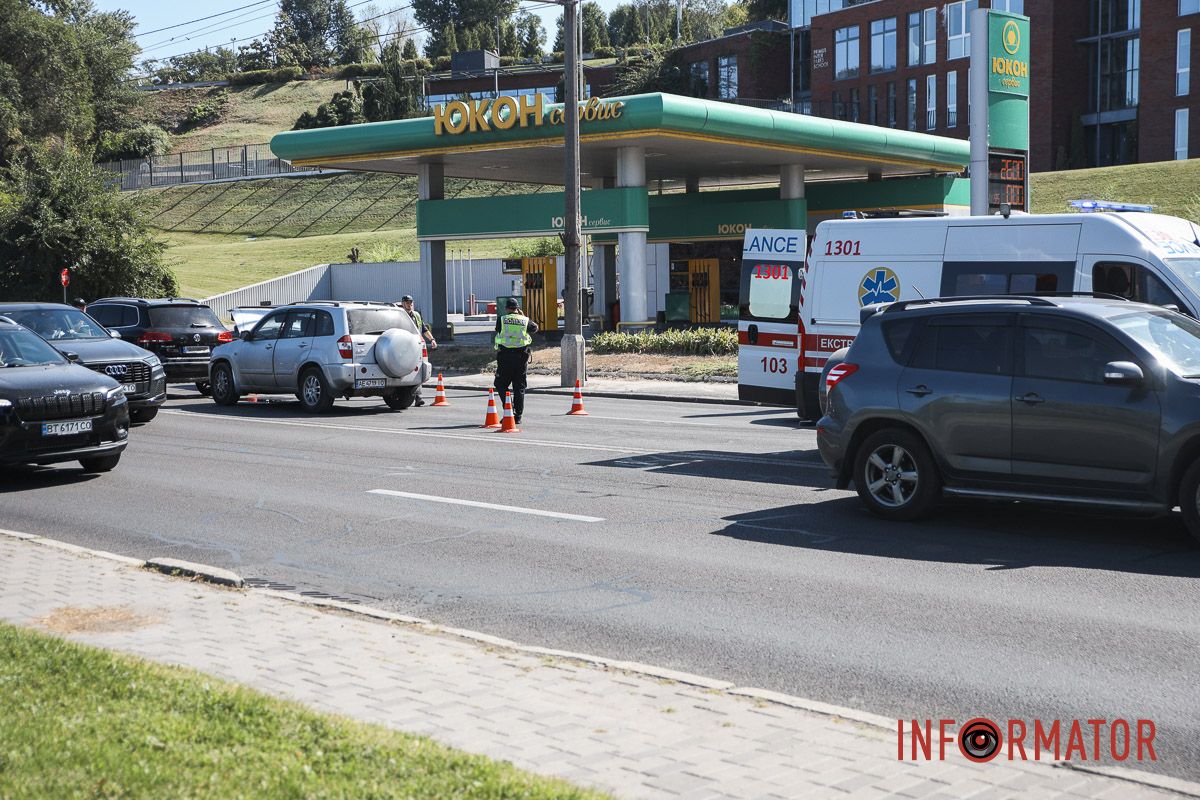 У Дніпрі на Січеславській Набережній Cherry в'їхав у Volkswagen: рух ускладнено 1