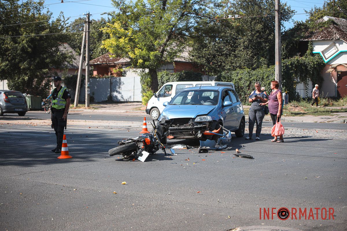 У Дніпрі на Богдана Хмельницького Chevrolet зіткнувся з мотоциклом: рух трамваїв заблоковано 12