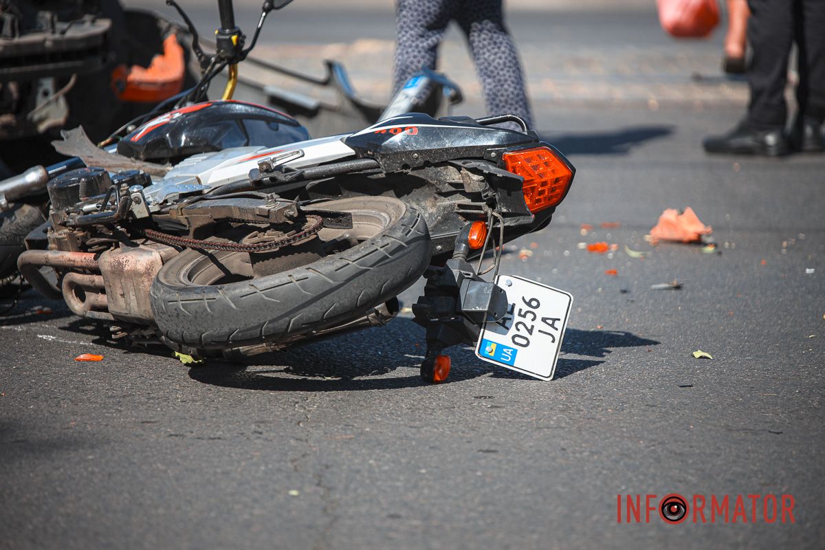 У Дніпрі на Богдана Хмельницького Chevrolet зіткнувся з мотоциклом: рух трамваїв заблоковано 13