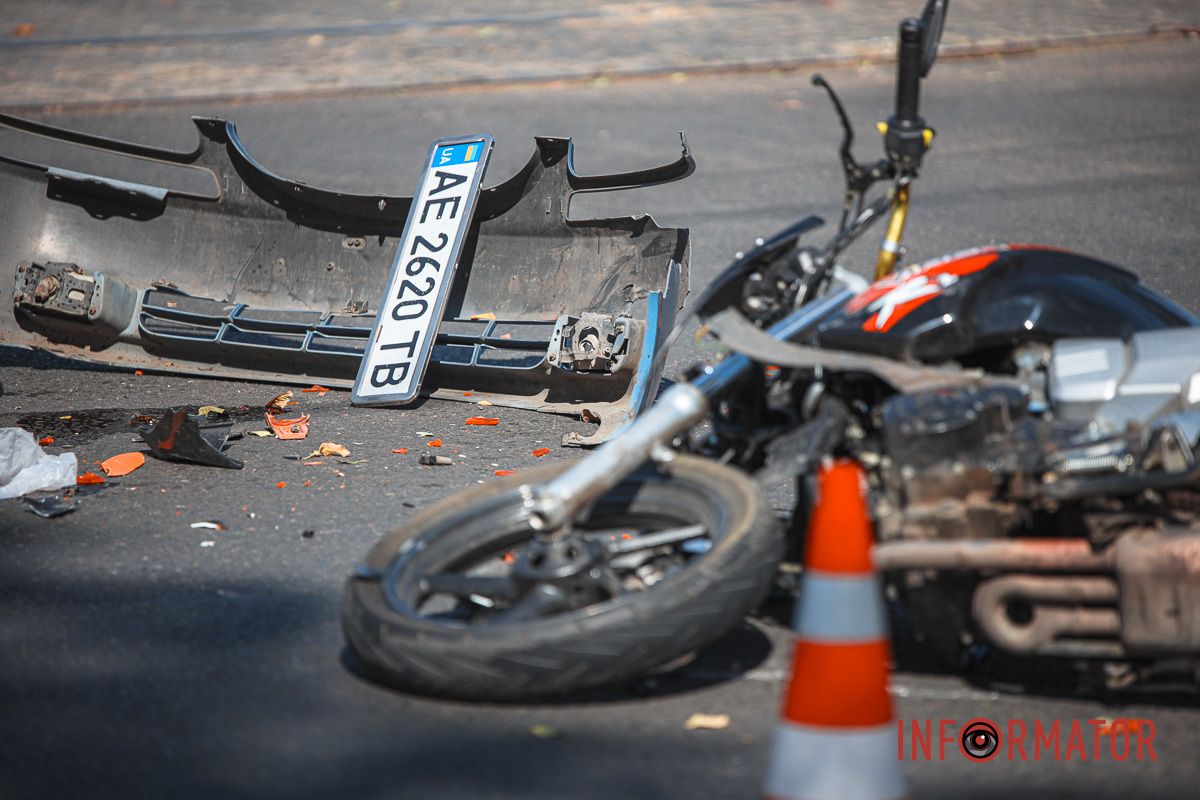 У Дніпрі на Богдана Хмельницького Chevrolet зіткнувся з мотоциклом: рух трамваїв заблоковано 10