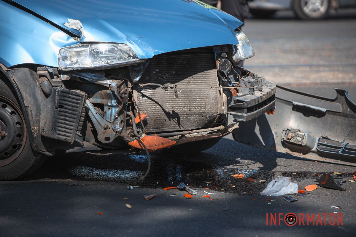 У Дніпрі на Богдана Хмельницького Chevrolet зіткнувся з мотоциклом: рух трамваїв заблоковано 11