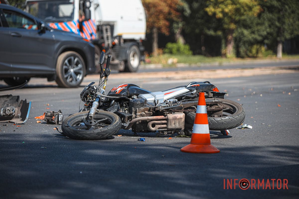 У Дніпрі на Богдана Хмельницького Chevrolet зіткнувся з мотоциклом: рух трамваїв заблоковано 9