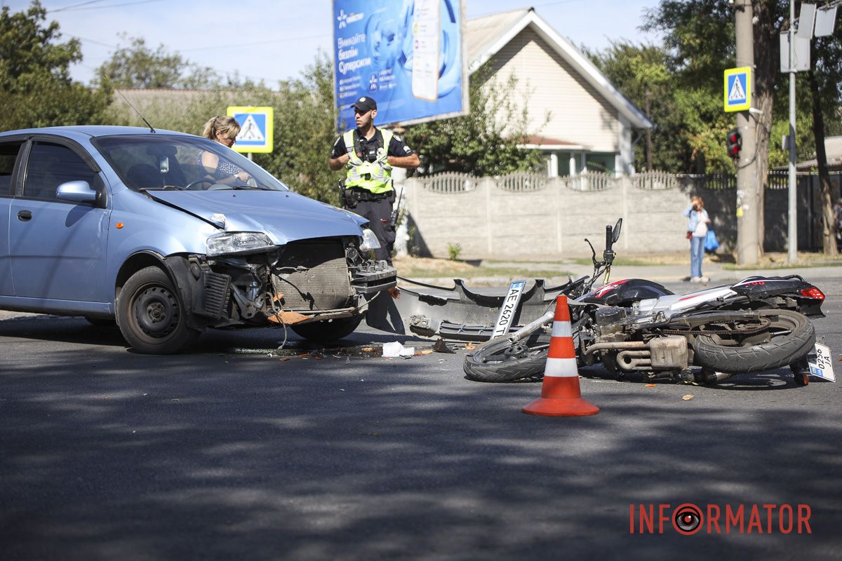 У Дніпрі на Богдана Хмельницького Chevrolet зіткнувся з мотоциклом: рух трамваїв заблоковано 8