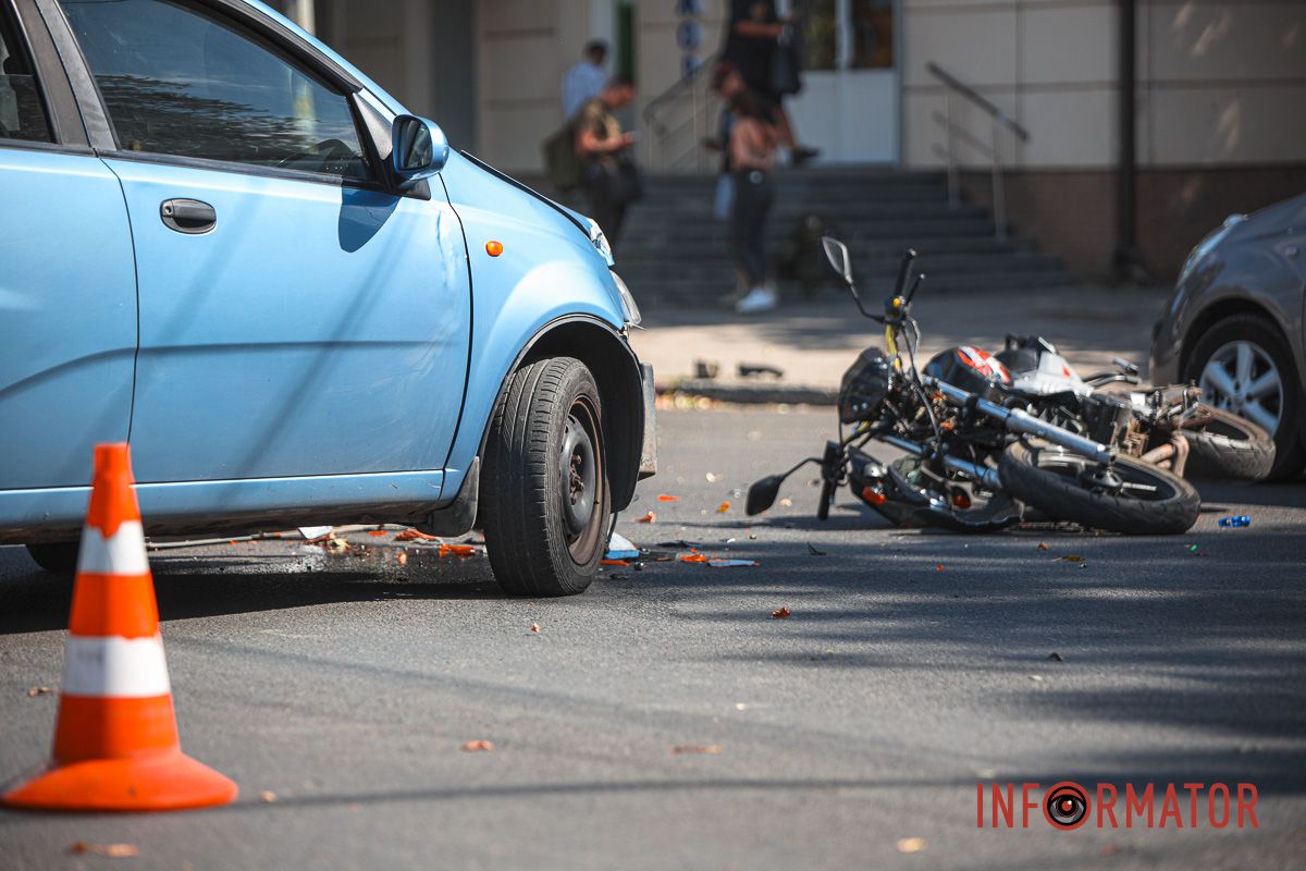 У Дніпрі на Богдана Хмельницького Chevrolet зіткнувся з мотоциклом: рух трамваїв заблоковано 7