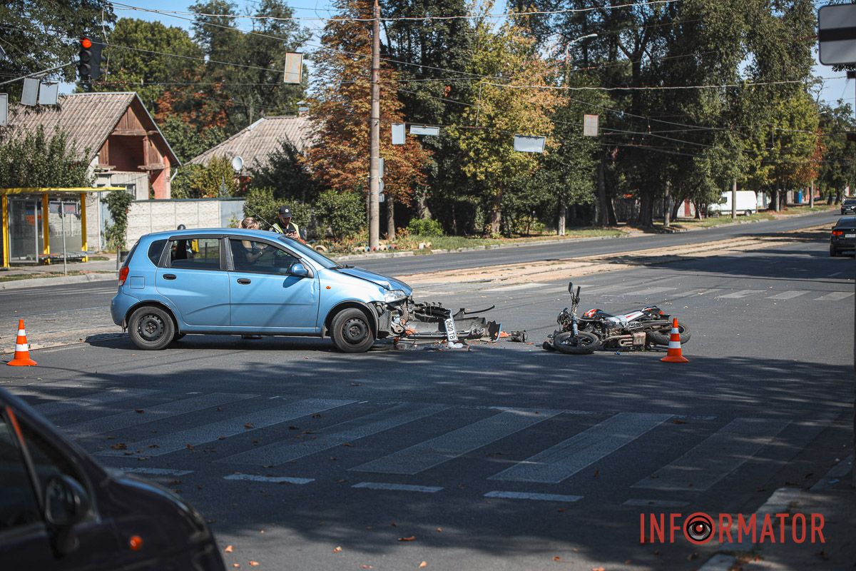 У Дніпрі на Богдана Хмельницького Chevrolet зіткнувся з мотоциклом: рух трамваїв заблоковано 6