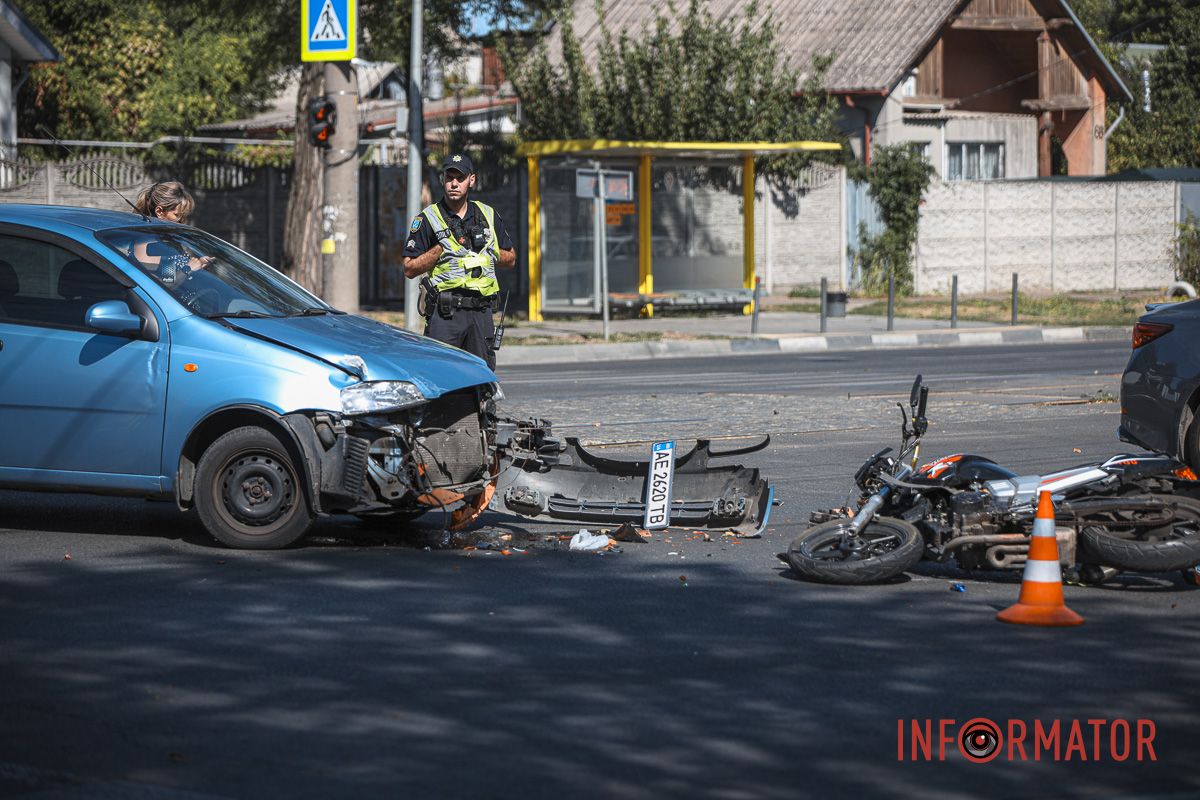 У Дніпрі на Богдана Хмельницького Chevrolet зіткнувся з мотоциклом: рух трамваїв заблоковано 5