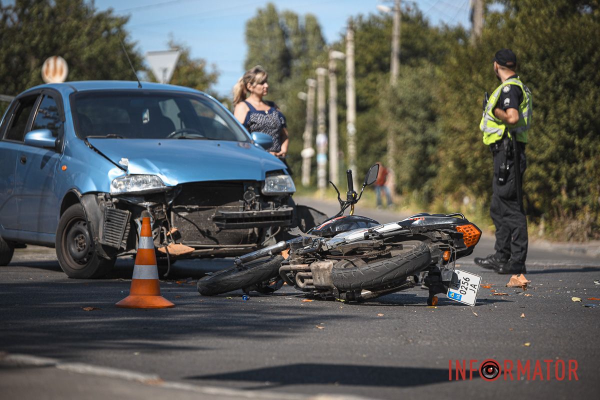 У Дніпрі на Богдана Хмельницького Chevrolet зіткнувся з мотоциклом: рух трамваїв заблоковано 4