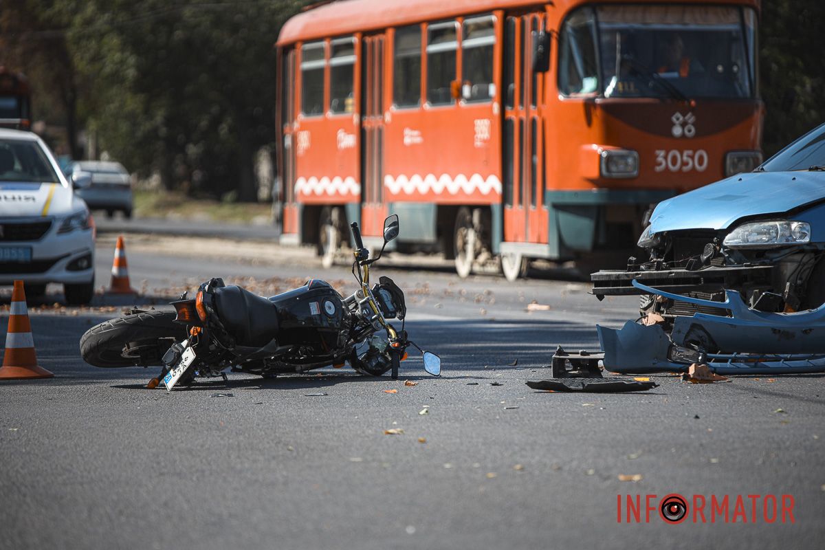 У Дніпрі на Богдана Хмельницького Chevrolet зіткнувся з мотоциклом: рух трамваїв заблоковано 3
