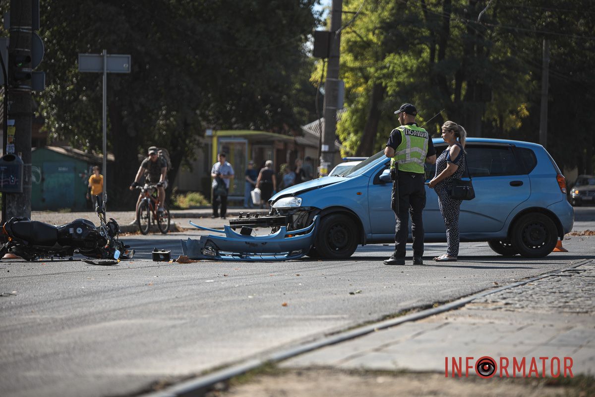 У Дніпрі на Богдана Хмельницького Chevrolet зіткнувся з мотоциклом: рух трамваїв заблоковано 2