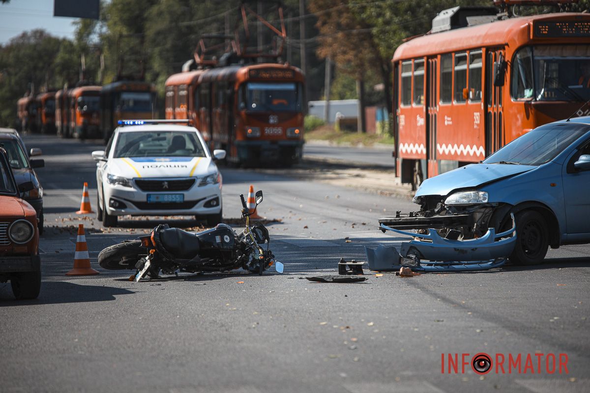 У Дніпрі на Богдана Хмельницького Chevrolet зіткнувся з мотоциклом: рух трамваїв заблоковано 1