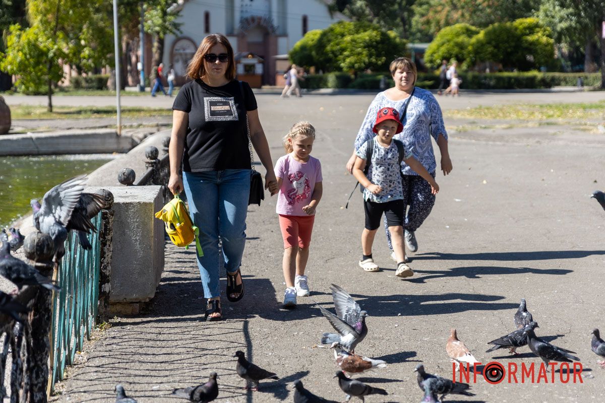 В озере действительно зацвела вода и на некоторых участках полно грязи и мусора Грязное озеро и аварийная лестница: реальность парка Глобы в Днепре 7