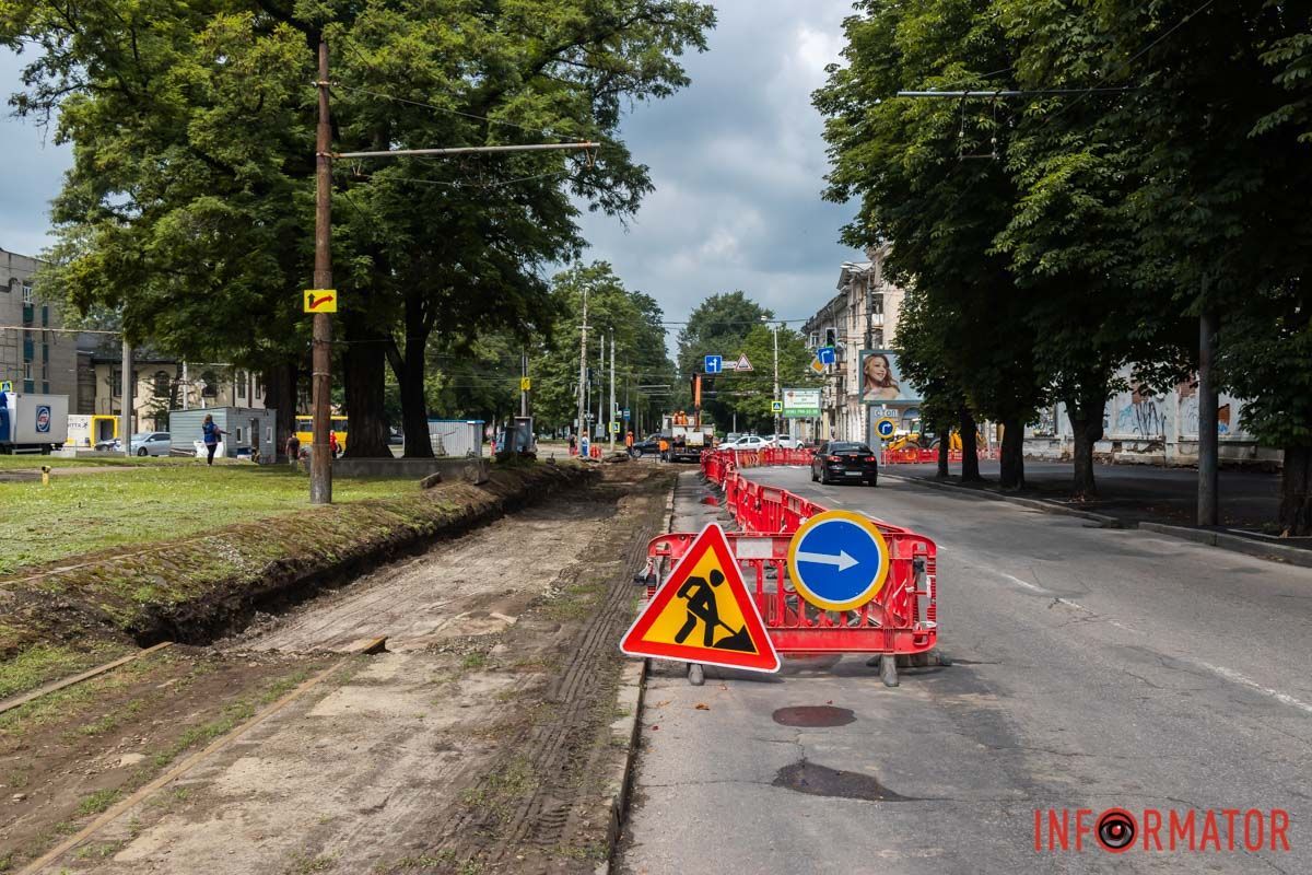 На период строительных работ на Лесе Украины ограничивали движение на дороге Было - стало
