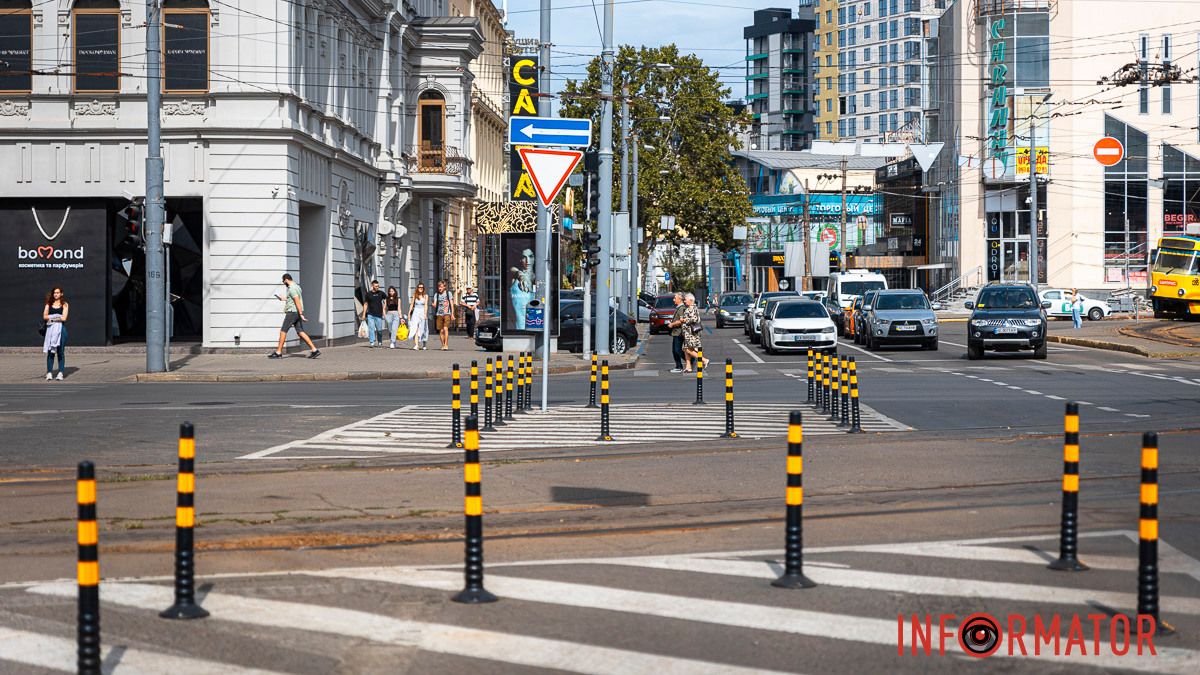 В центре Днепра установили дорожные столбики и новые знаки